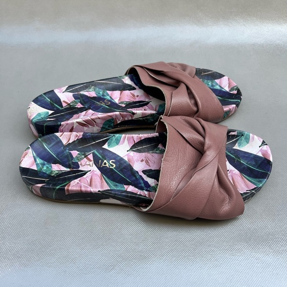 Kaanas Galera Pool Slides - Picture 3 of 4